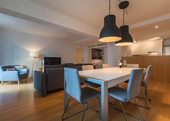 Downtown 2-Bedroom Apartment W/Terrace